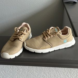 Tan Etnies Steivolution Tennis Shoes